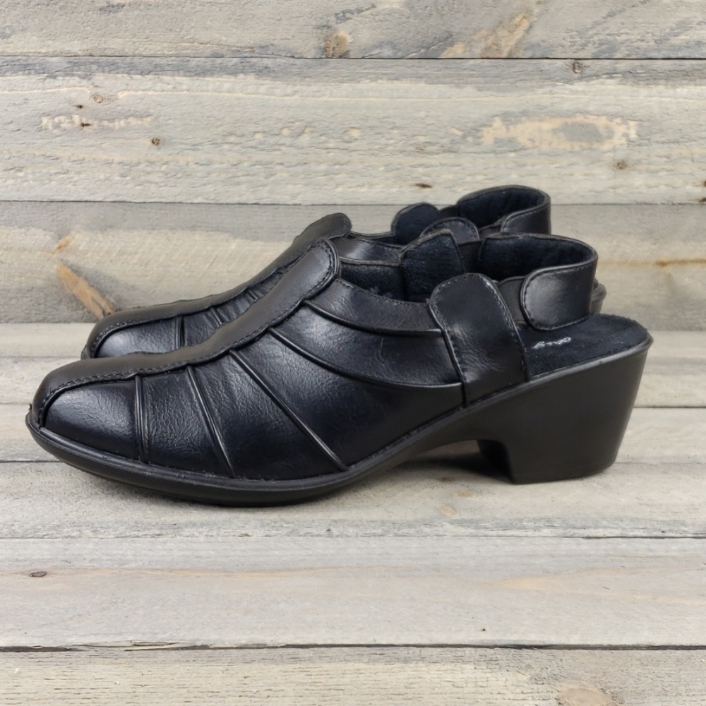Women's Easy Street Slingback Pleated Comfort Shoe - Picture 2 of 7